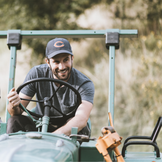 Geschäftsführer Kevin Stöhr auf dem Traktor