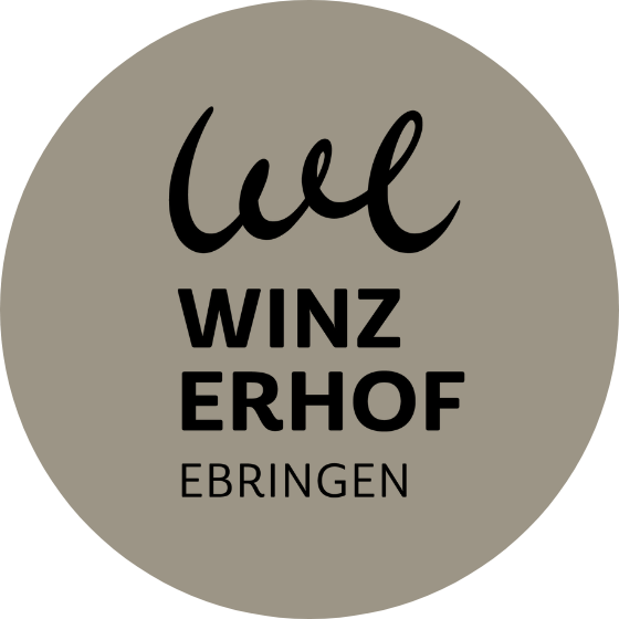 Logo Winzerhof Ebringen auf Hintergrund Kreis in hellgrau