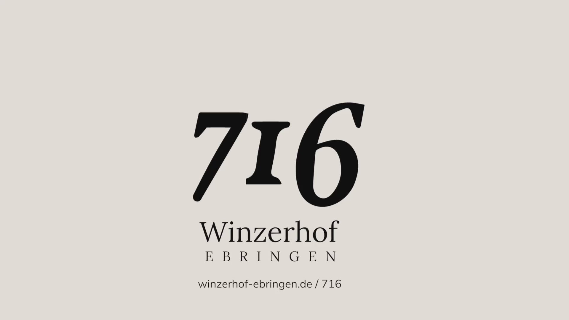 Video laden: Imagefilm der 716 Reihe, verschiedene Eindrücke der gelebten Weinkultur, Weinfeste, tanzende Menschen auf dem Wein- und Sektfestival vor der Kulisse des Ebringer Schlosses, Weingenuss und die passenden Speisen.